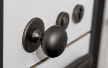 Zwart deurbeslag bij Postma en Postma